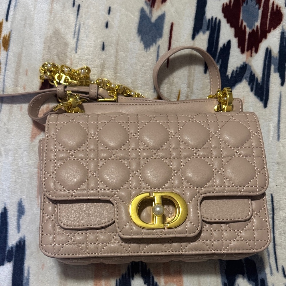 (Fashion bag)Elegant Beige Quilted Handbag with Gold Accents
